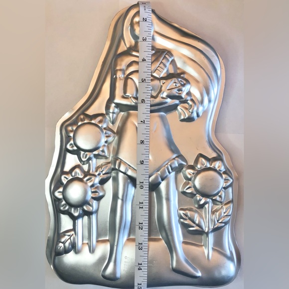 Vintage 1995 Wilton Pocahontas Holding Raccoon Cake Pan #2105-3700 - Picture 2 of 8